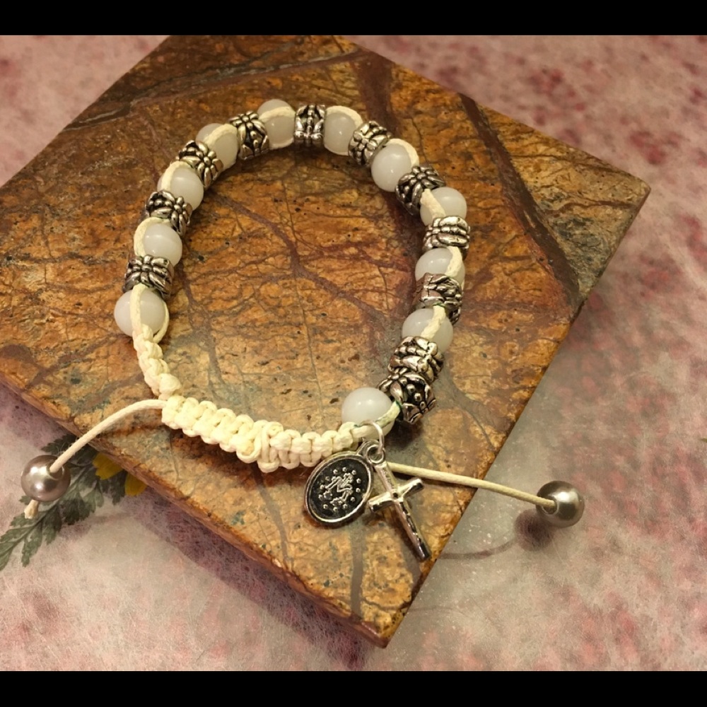 Stunning Adjustable Bracelet with the Virgin Mary - Picture 2 of 3